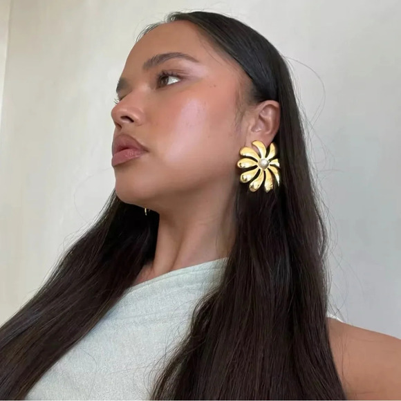 Anthropologie Flower Pearl 18K Gold Stainless Steel Waterproof Earrings - Picture 3 of 9